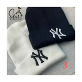 کلاه بافت زمستونی دو رنگ مشکی و سفید