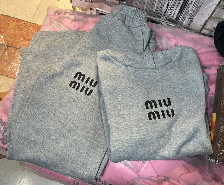 B&T ست هودی و شلوار miumiu دورس تو کرکی فری سایز 36 تا 44 ایزی شاپ آنلاین